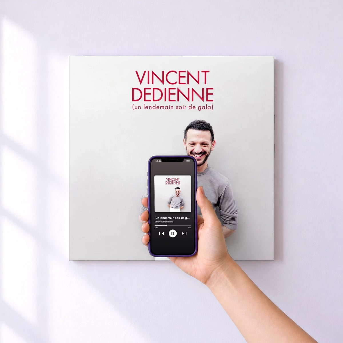 Affiche connectée (un lendemain soir de gala) de Vincent Dedienne au mur : l'album se lance en approchant le téléphone