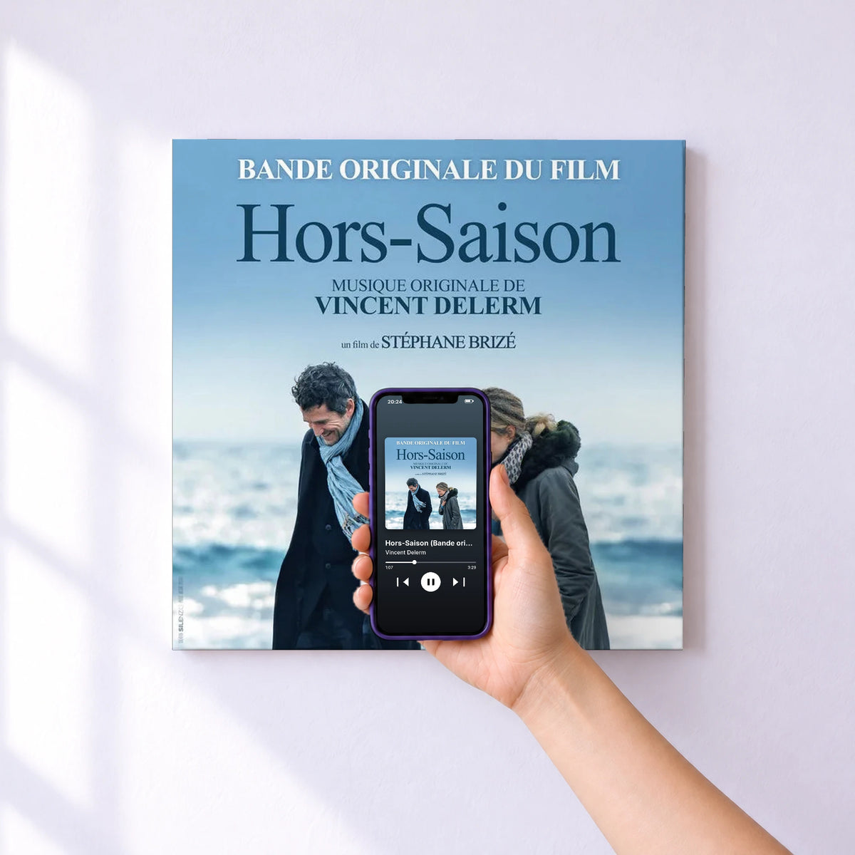 Affiche connectée Hors-Saison (Bande originale du film) de Vincent Delerm au mur : l'album se lance en approchant le téléphone