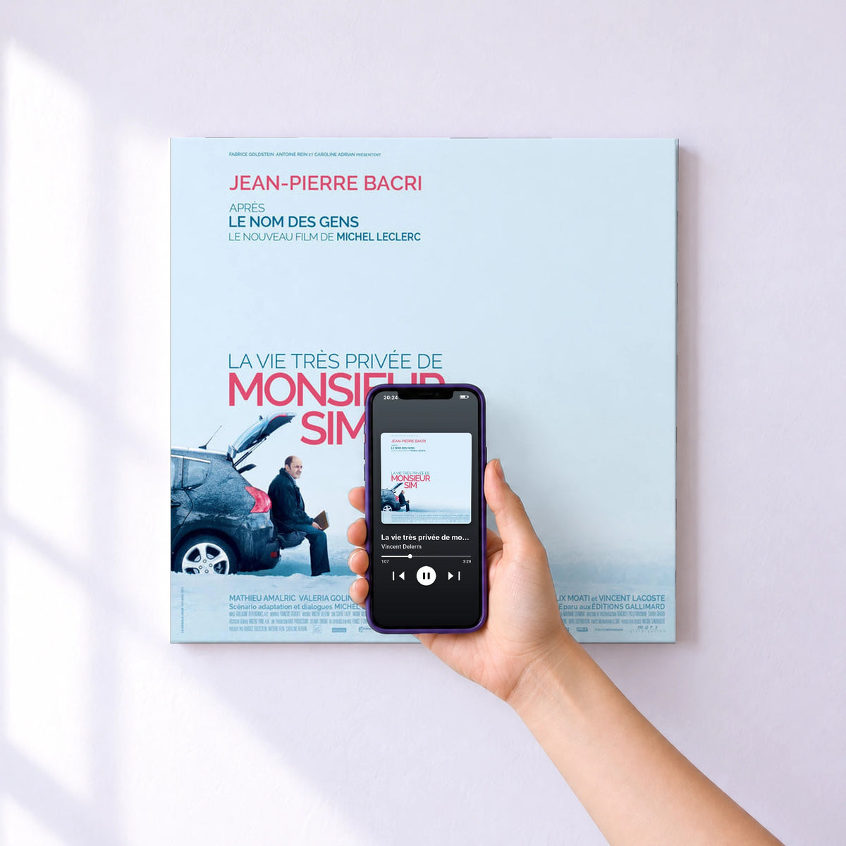 Affiche connectée La vie très privée de monsieur Sim (Bande originale du film) de Vincent Delerm au mur : l'album se lance en approchant le téléphone