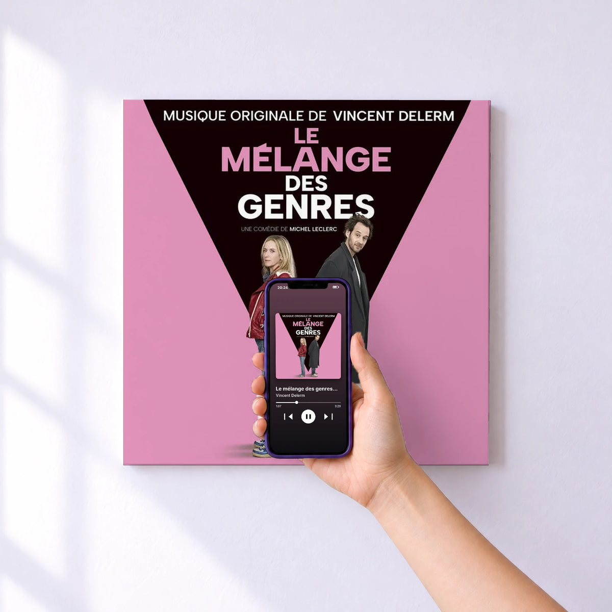 Affiche connectée Le mélange des genres (Bande originale du film) de Vincent Delerm au mur : l'album se lance en approchant le téléphone