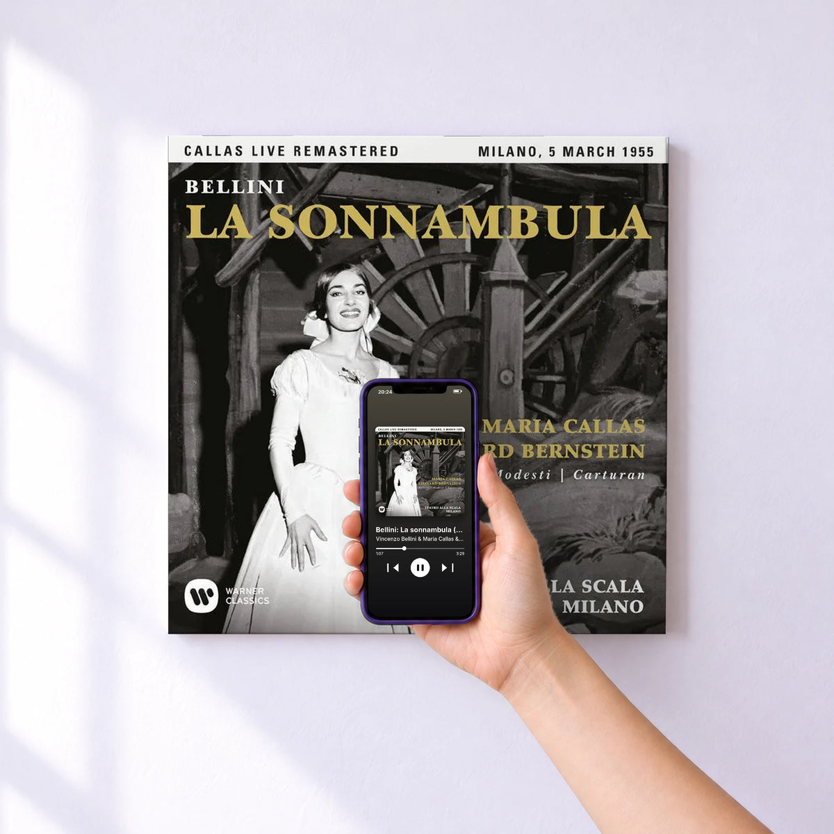 Affiche connectée Bellini: La sonnambula (1955 - Milan) - Callas Live Remastered de Vincenzo Bellini & Maria Callas & Leonard Bernstein au mur : l'album se lance en approchant le téléphone