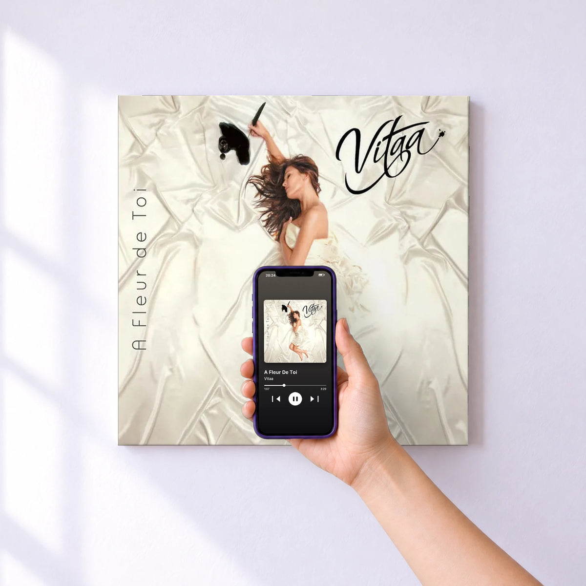 Affiche connectée A Fleur De Toi de Vitaa au mur : l'album se lance en approchant le téléphone
