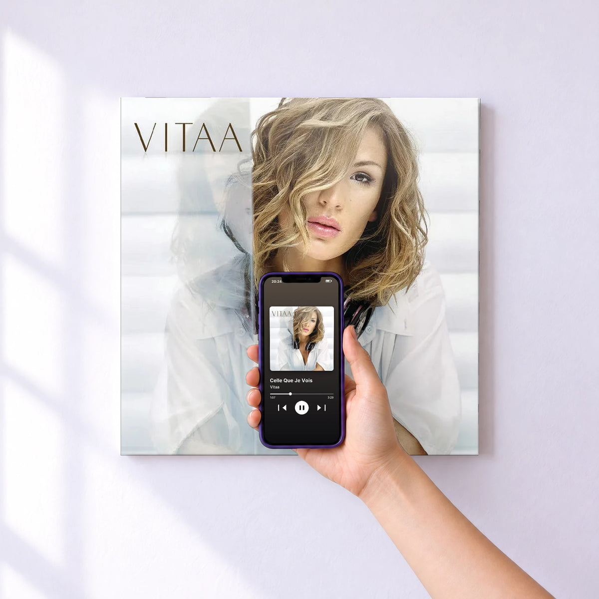Affiche connectée Celle Que Je Vois de Vitaa au mur : l'album se lance en approchant le téléphone