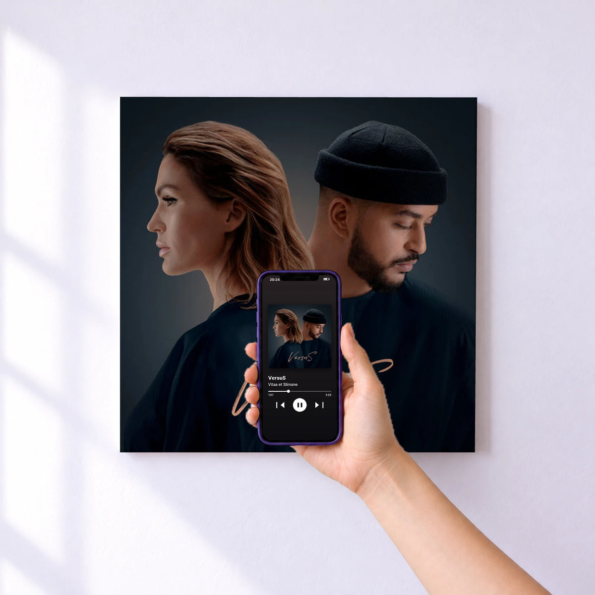 Affiche connectée VersuS de Vitaa et Slimane au mur : l'album se lance en approchant le téléphone