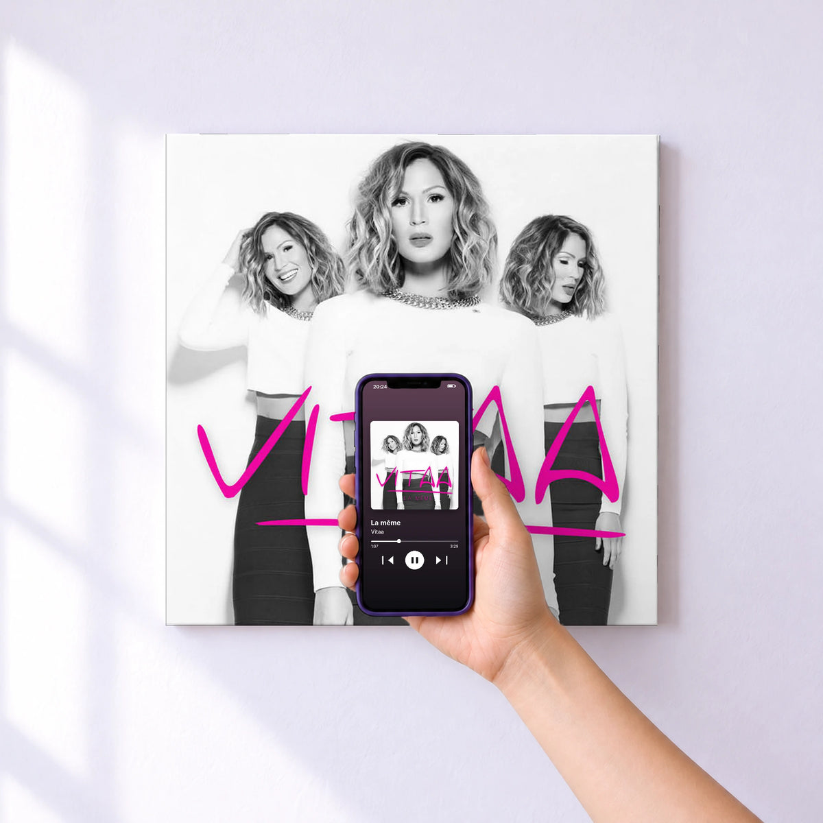Affiche connectée La même de Vitaa au mur : l'album se lance en approchant le téléphone