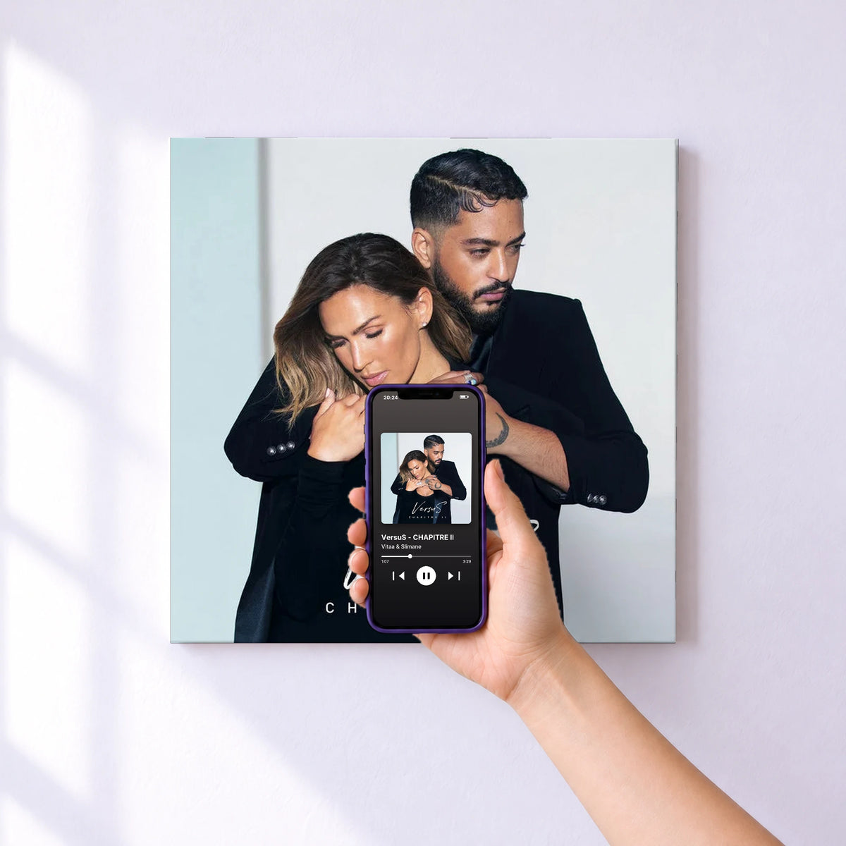 Affiche connectée VersuS - CHAPITRE II de Vitaa & Slimane au mur : l'album se lance en approchant le téléphone