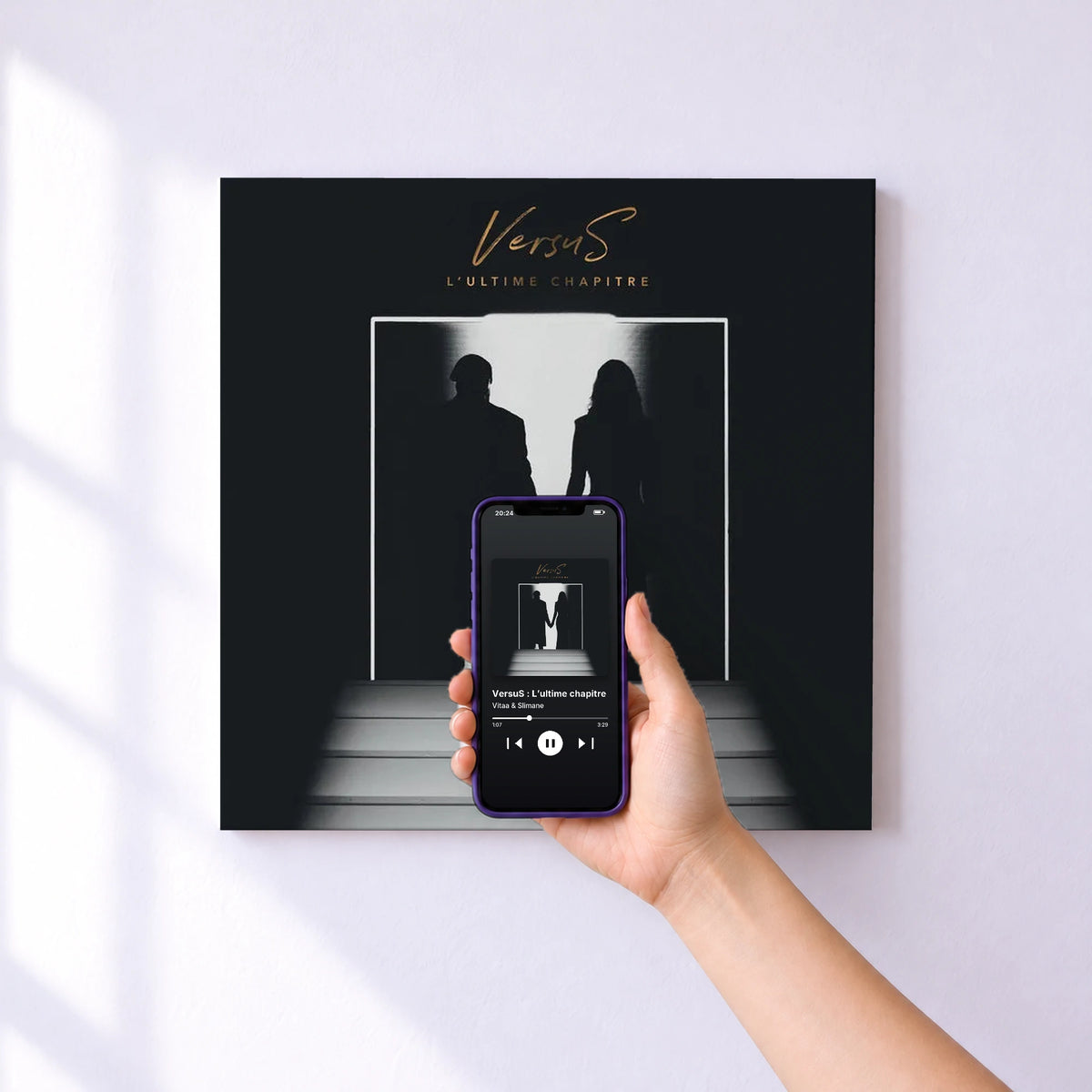 Affiche connectée VersuS : L’ultime chapitre de Vitaa & Slimane au mur : l'album se lance en approchant le téléphone