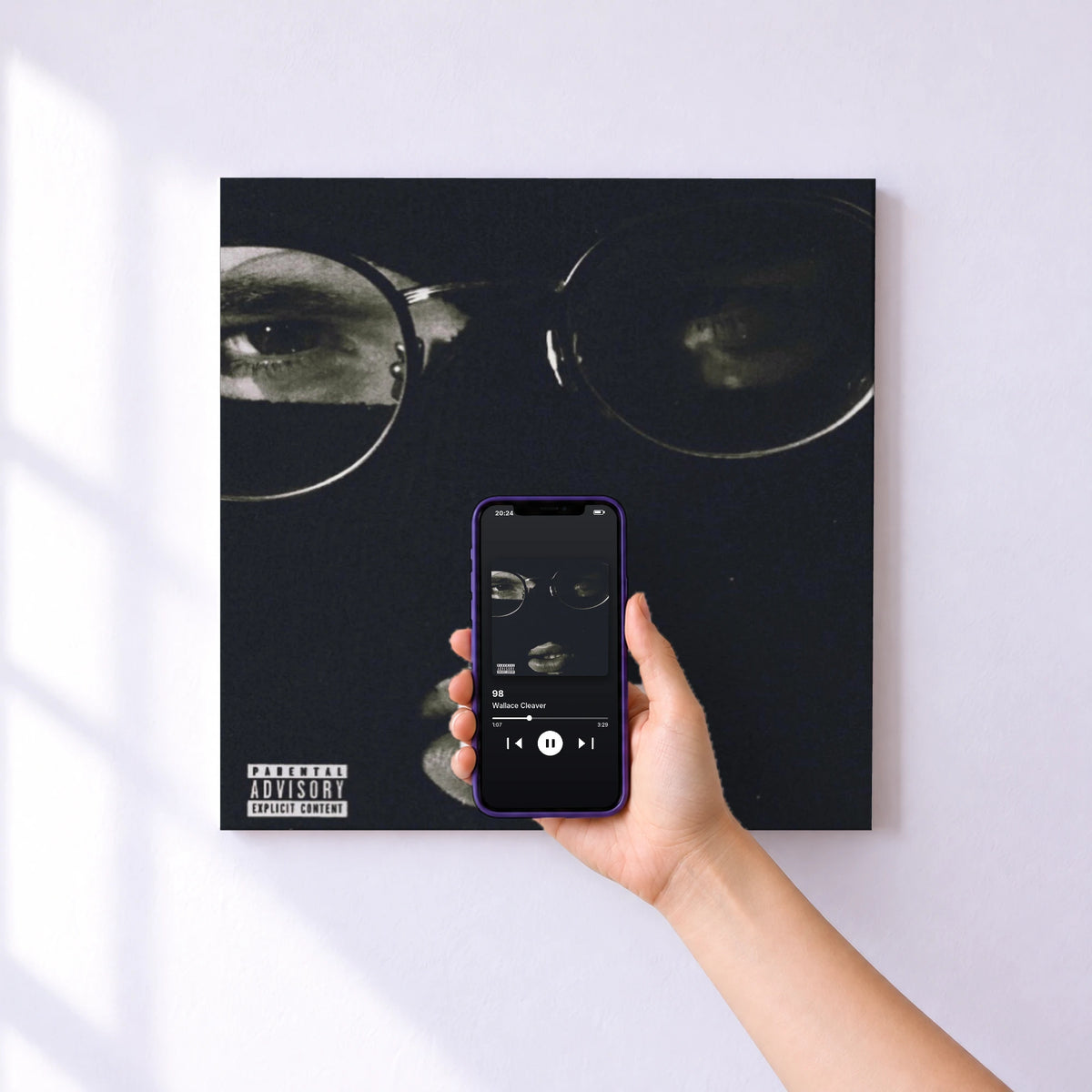 Affiche connectée 98 de Wallace Cleaver au mur : l'album se lance en approchant le téléphone