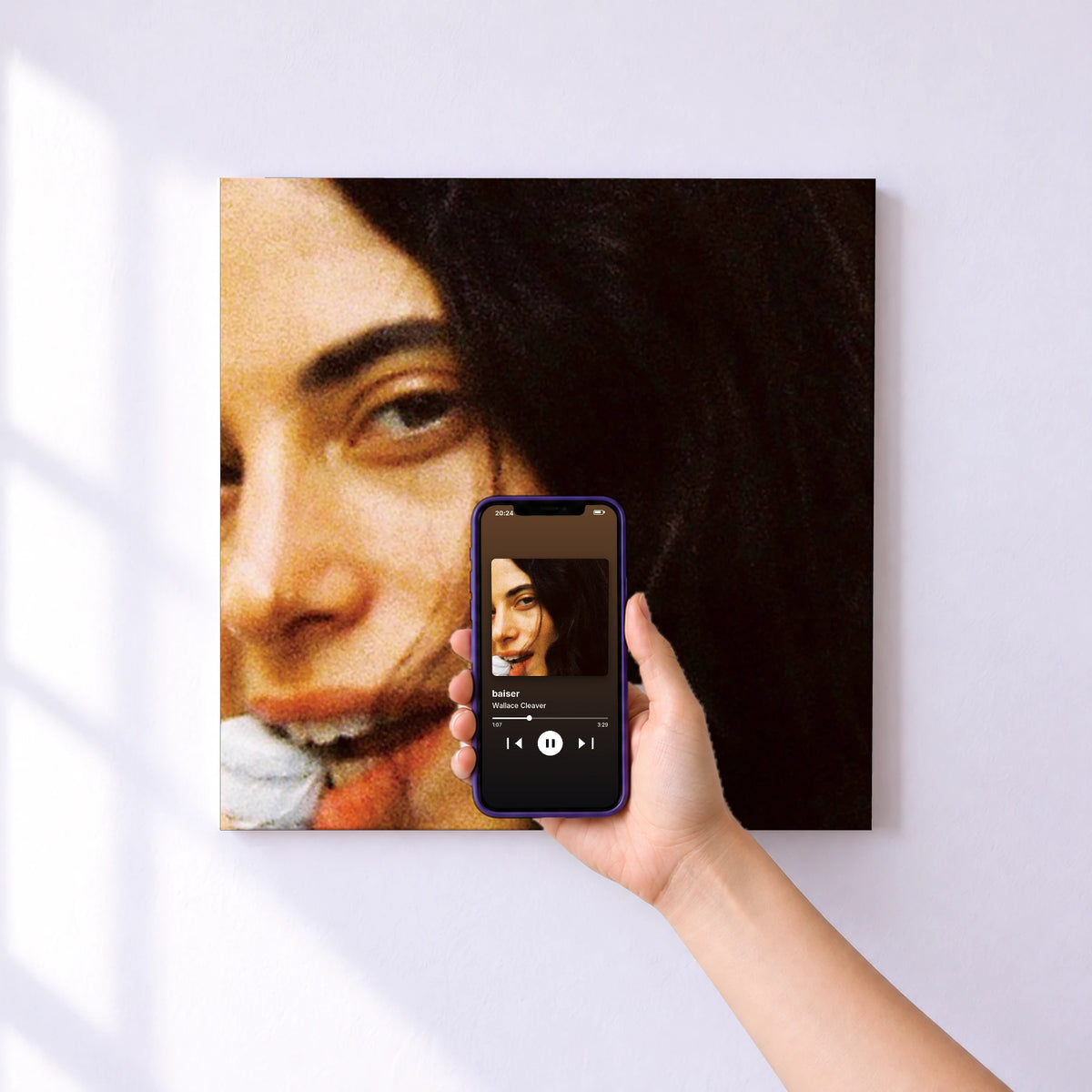 Affiche connectée baiser de Wallace Cleaver au mur : l'album se lance en approchant le téléphone