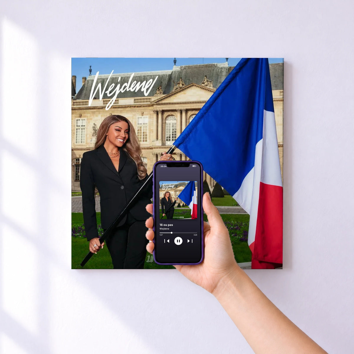 Affiche connectée 16 ou pas de Wejdene au mur : l'album se lance en approchant le téléphone