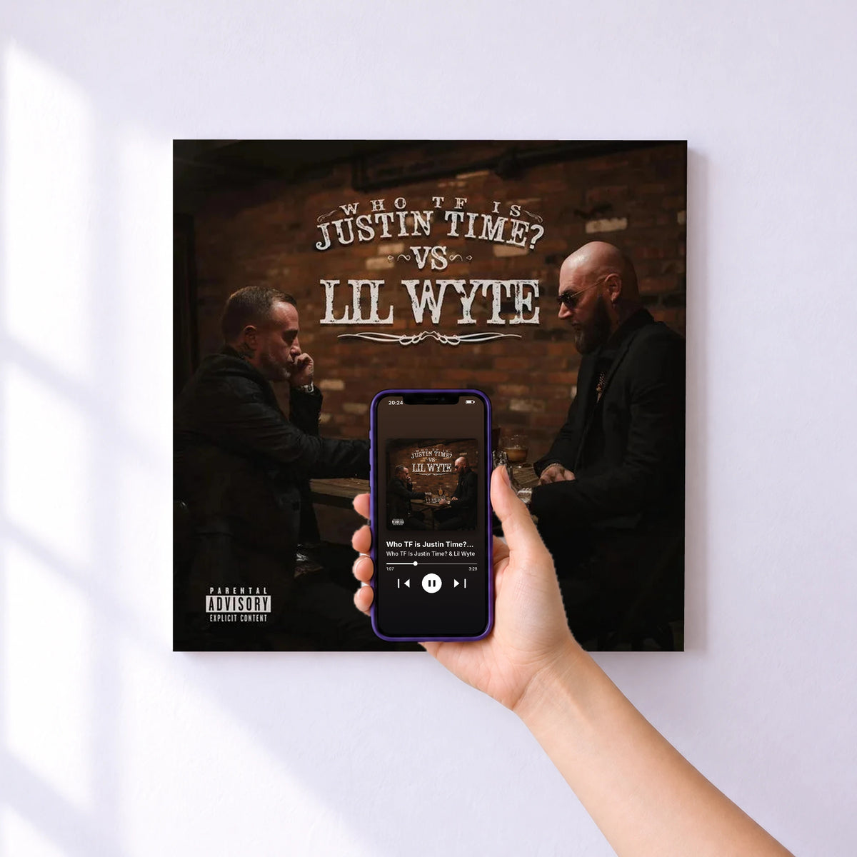 Affiche connectée Who TF is Justin Time? vs Lil Wyte de Who TF Is Justin Time? & Lil Wyte au mur : l'album se lance en approchant le téléphone