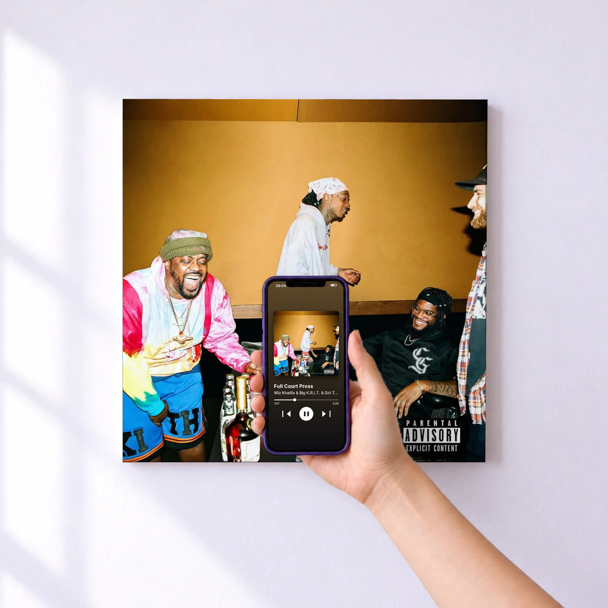 Affiche connectée Full Court Press de Wiz Khalifa & Big K.R.I.T. & Girl Talk au mur : l'album se lance en approchant le téléphone
