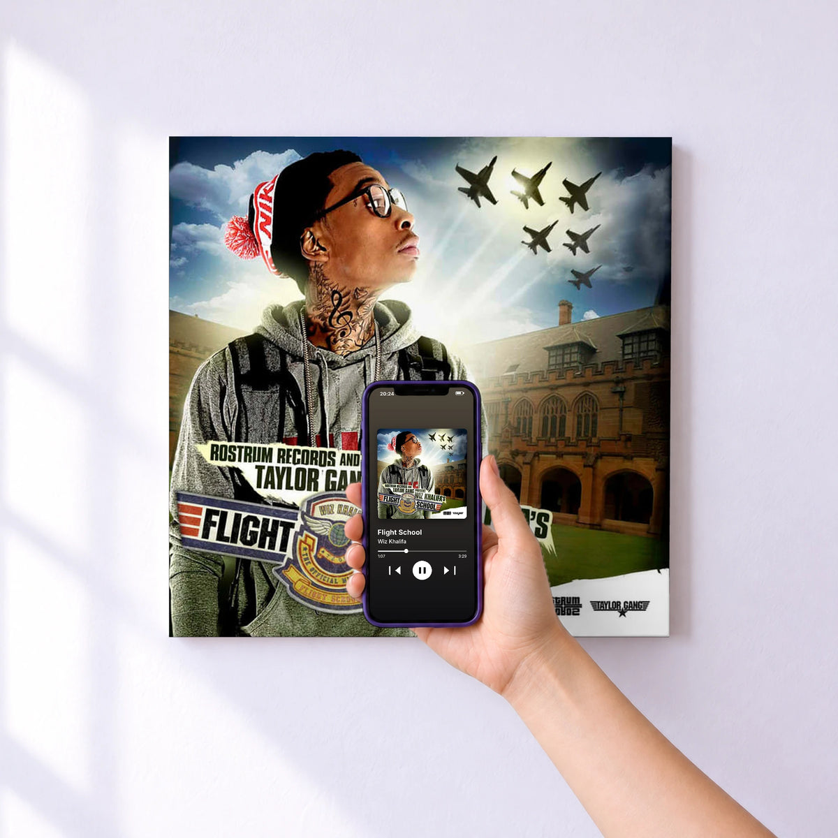 Affiche connectée Flight School de Wiz Khalifa au mur : l'album se lance en approchant le téléphone