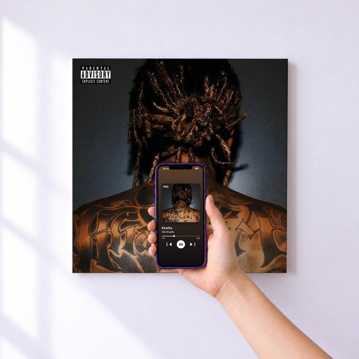 Affiche connectée Khalifa de Wiz Khalifa au mur : l'album se lance en approchant le téléphone