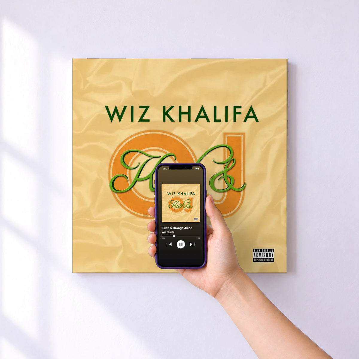 Affiche connectée Kush & Orange Juice de Wiz Khalifa au mur : l'album se lance en approchant le téléphone
