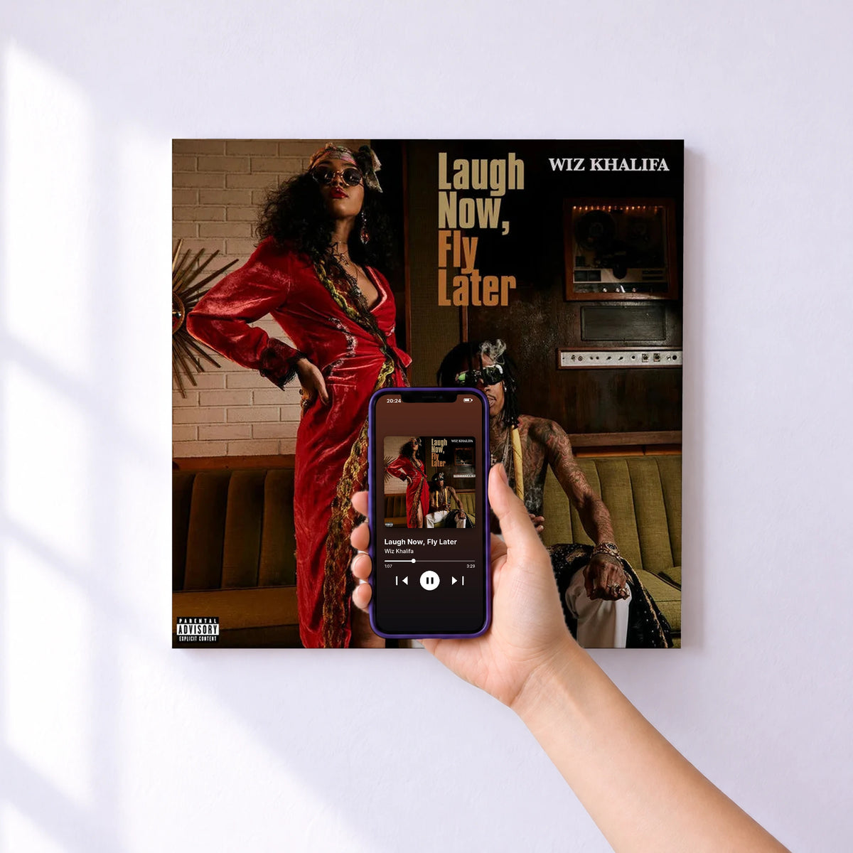 Affiche connectée Laugh Now, Fly Later de Wiz Khalifa au mur : l'album se lance en approchant le téléphone