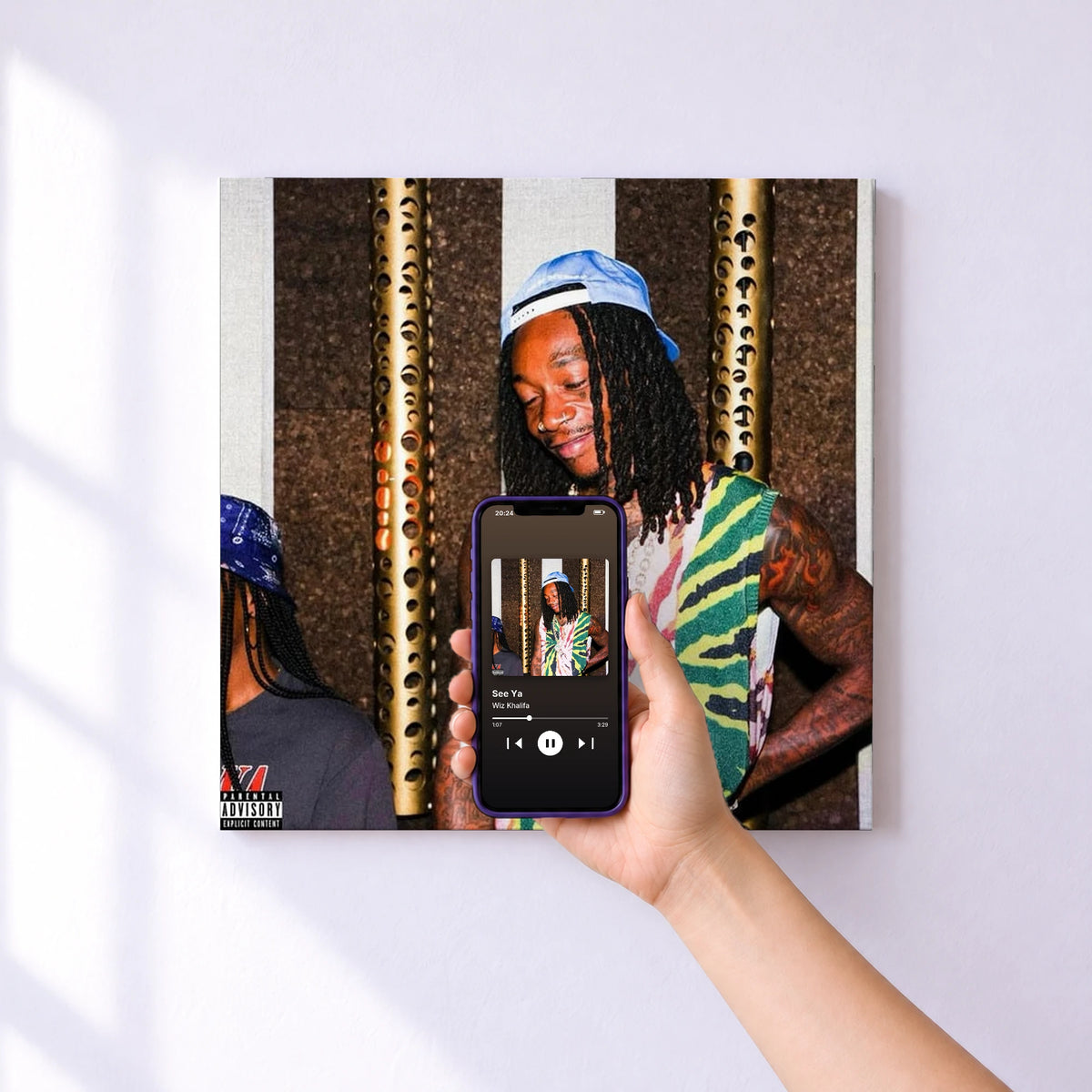 Affiche connectée See Ya de Wiz Khalifa au mur : l'album se lance en approchant le téléphone