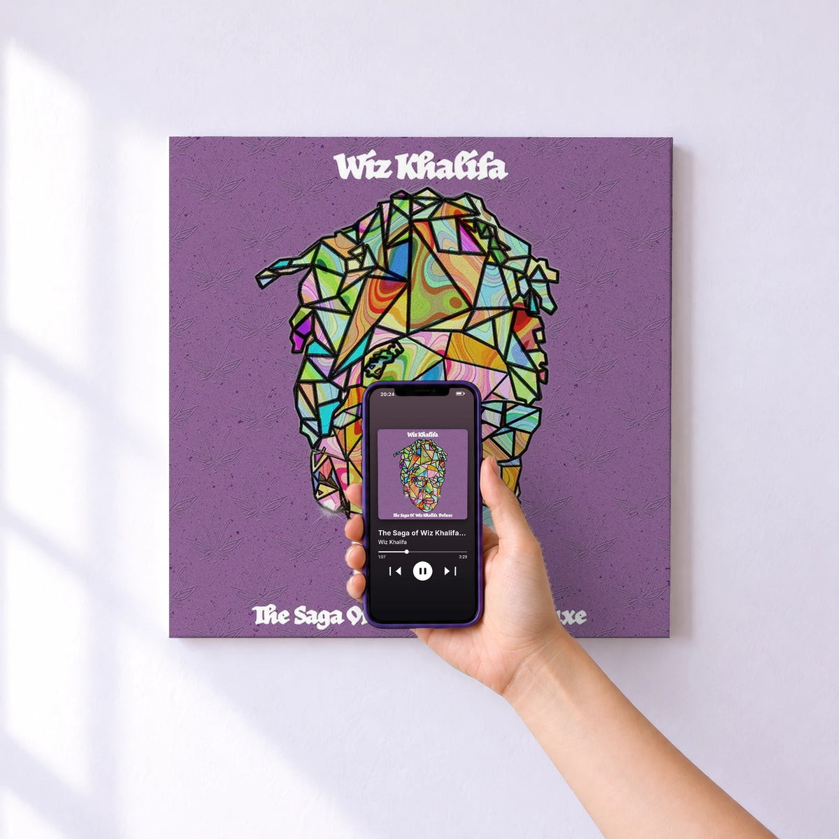 Affiche connectée The Saga of Wiz Khalifa (Deluxe) de Wiz Khalifa au mur : l'album se lance en approchant le téléphone
