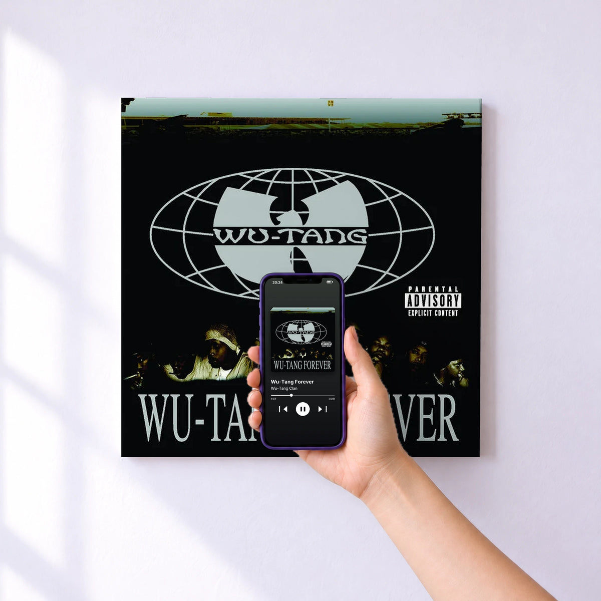 Affiche connectée Wu-Tang Forever de Wu-Tang Clan au mur : l'album se lance en approchant le téléphone