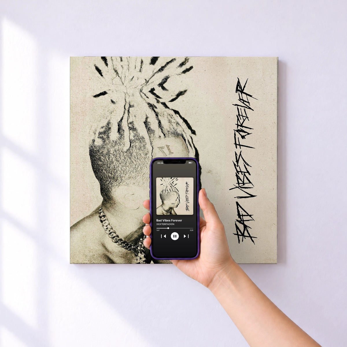 Affiche connectée Bad Vibes Forever de XXXTENTACION au mur : l'album se lance en approchant le téléphone
