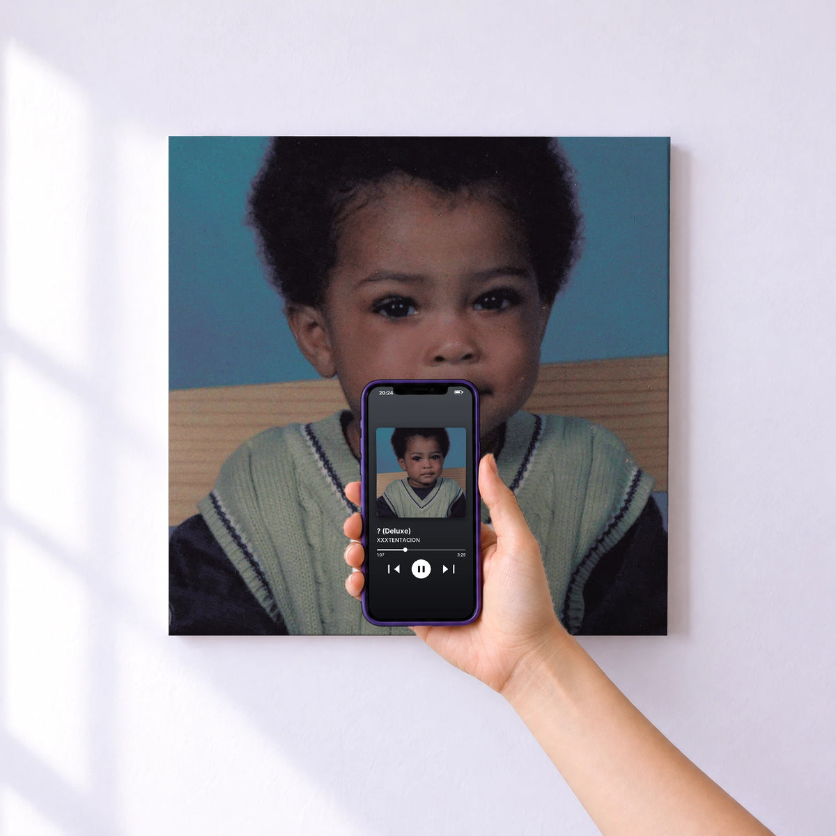 Affiche connectée ? (Deluxe) de XXXTENTACION au mur : l'album se lance en approchant le téléphone