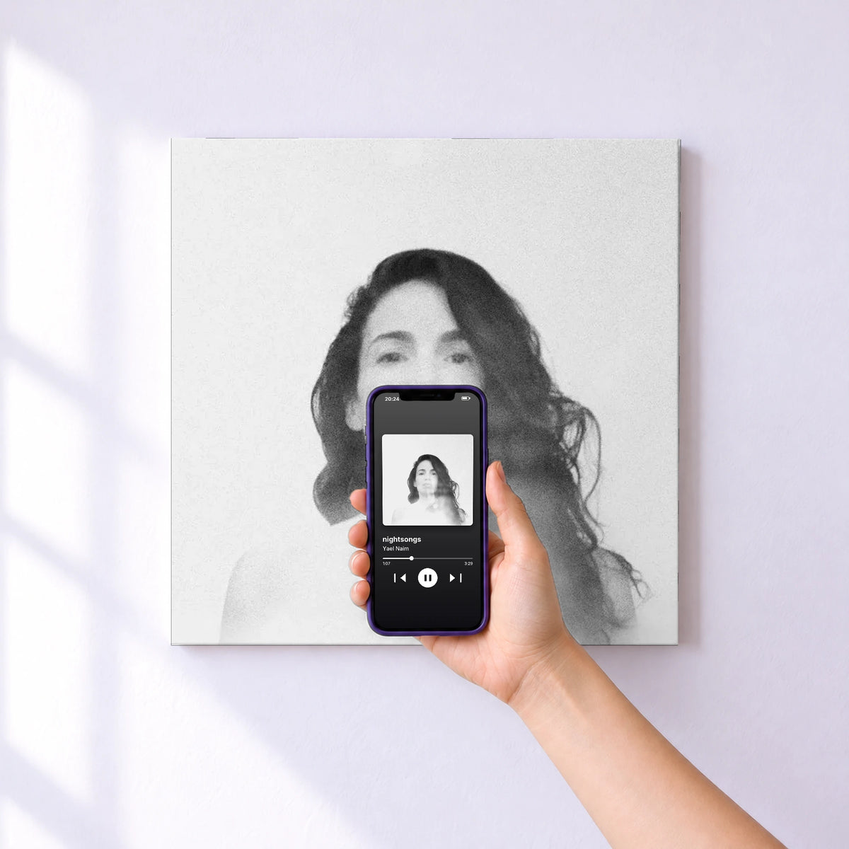 Affiche connectée nightsongs de Yael Naim au mur : l'album se lance en approchant le téléphone