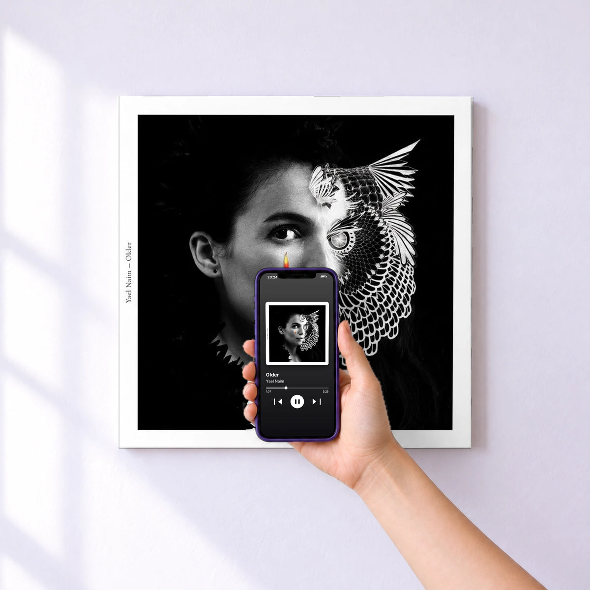 Affiche connectée Older de Yael Naim au mur : l'album se lance en approchant le téléphone