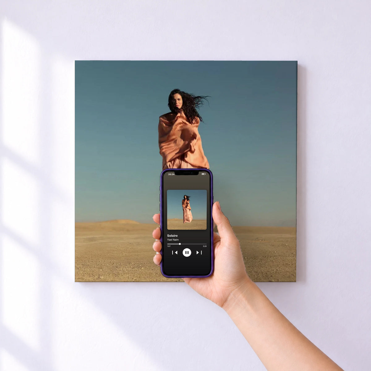 Affiche connectée Solaire de Yael Naim au mur : l'album se lance en approchant le téléphone