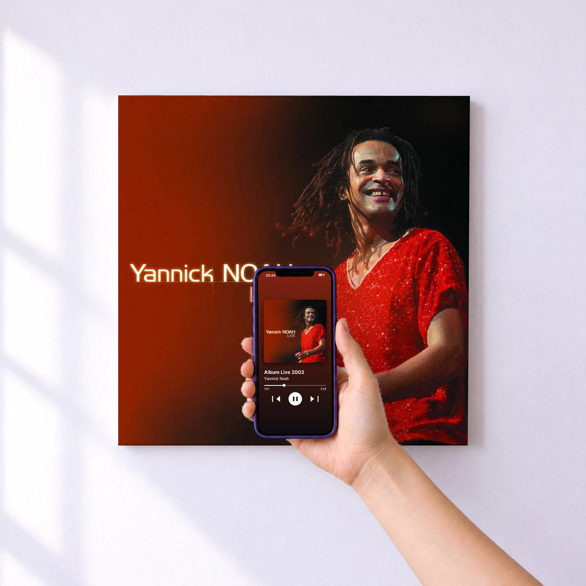 Affiche connectée Album Live 2002 de Yannick Noah au mur : l'album se lance en approchant le téléphone