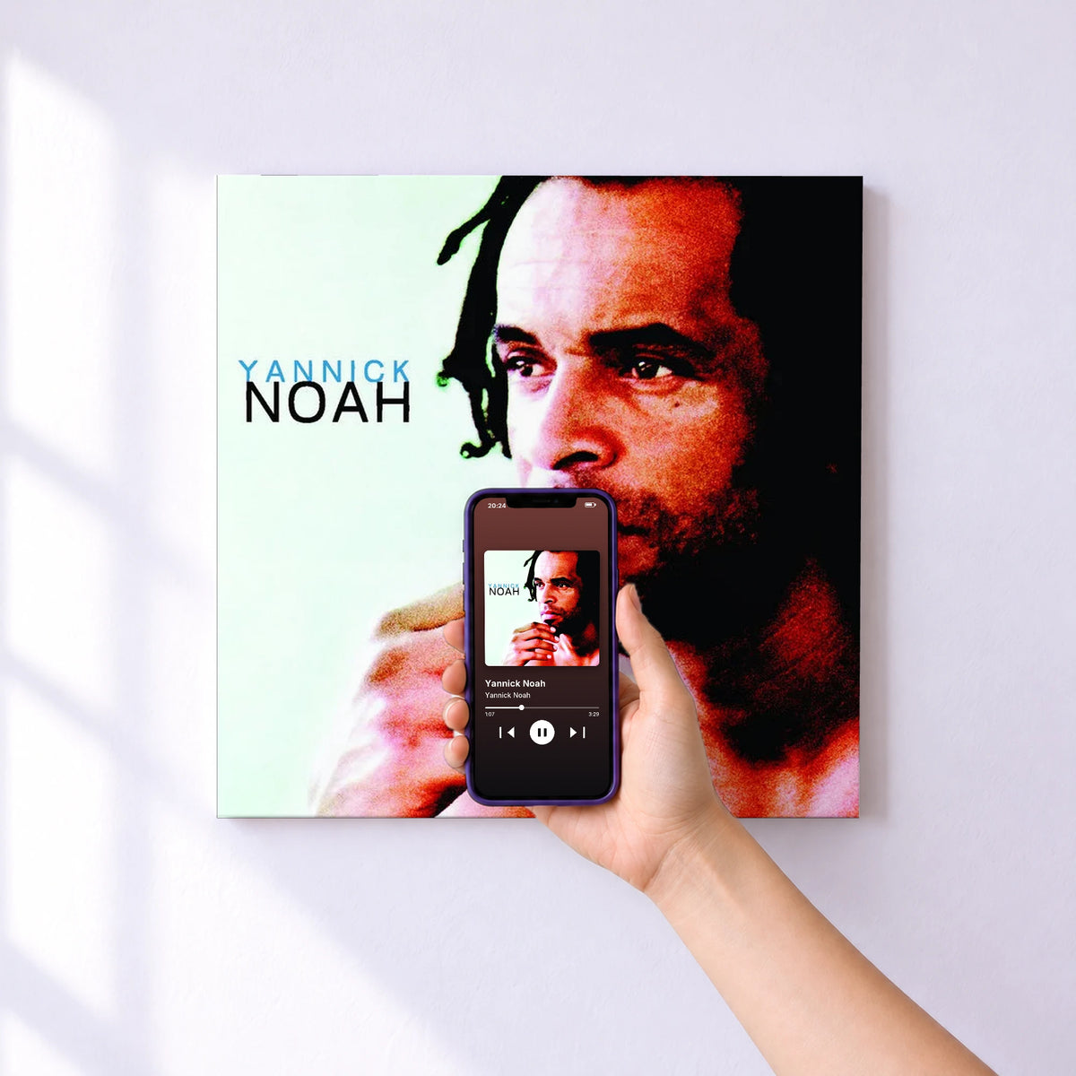 Affiche connectée Yannick Noah de Yannick Noah au mur : l'album se lance en approchant le téléphone