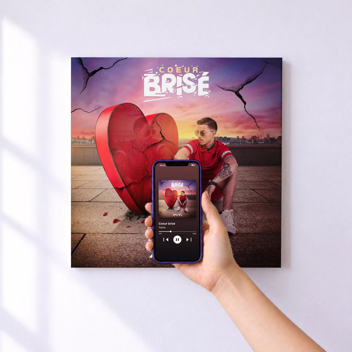 Affiche connectée Coeur brisé de Yanns au mur : l'album se lance en approchant le téléphone