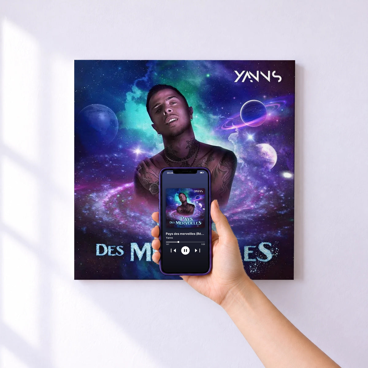 Affiche connectée Pays des merveilles (Réédition) de Yanns au mur : l'album se lance en approchant le téléphone