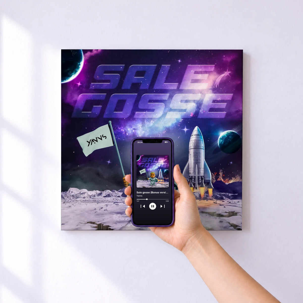 Affiche connectée Sale gosse (Bonus version) de Yanns au mur : l'album se lance en approchant le téléphone