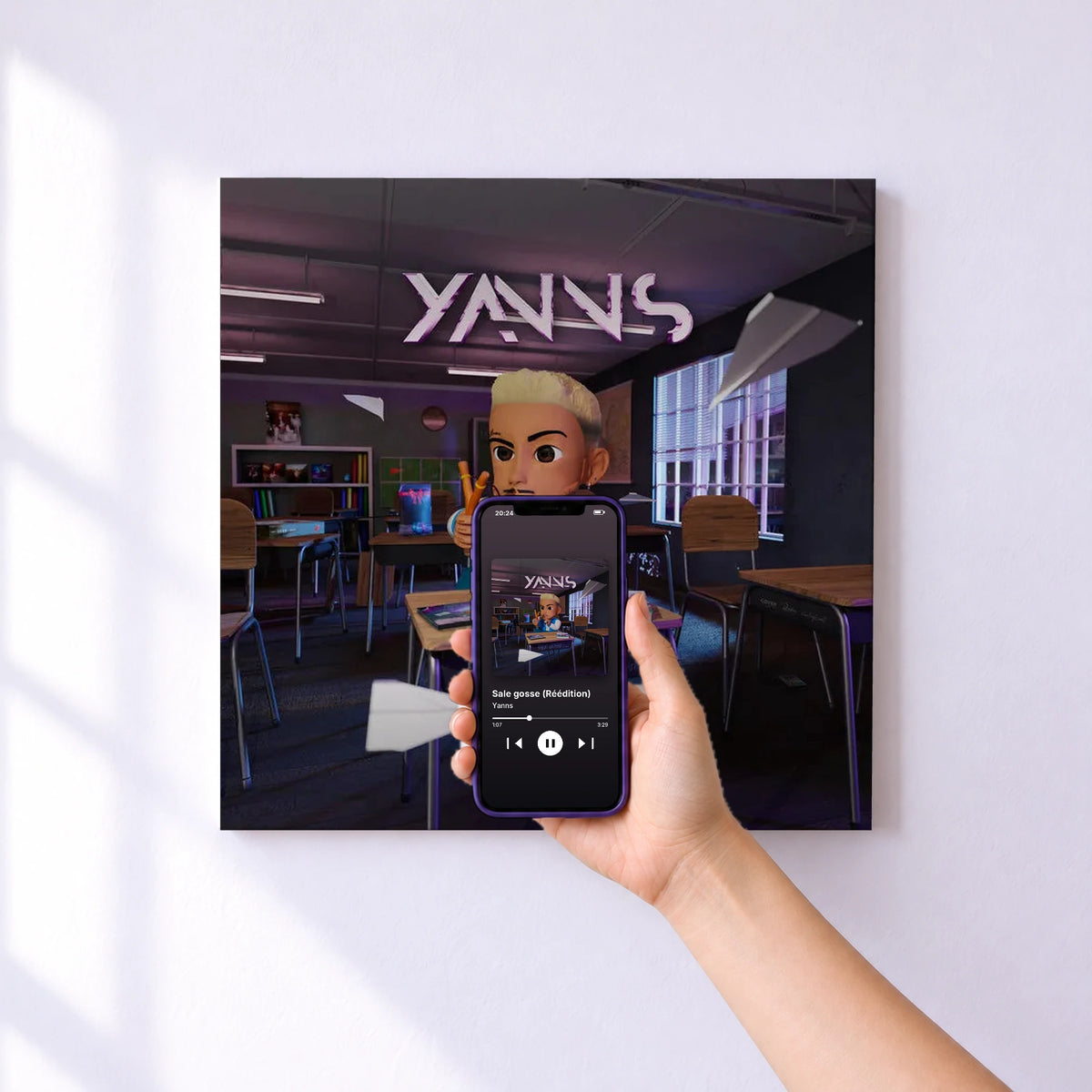 Affiche connectée Sale gosse (Réédition) de Yanns au mur : l'album se lance en approchant le téléphone