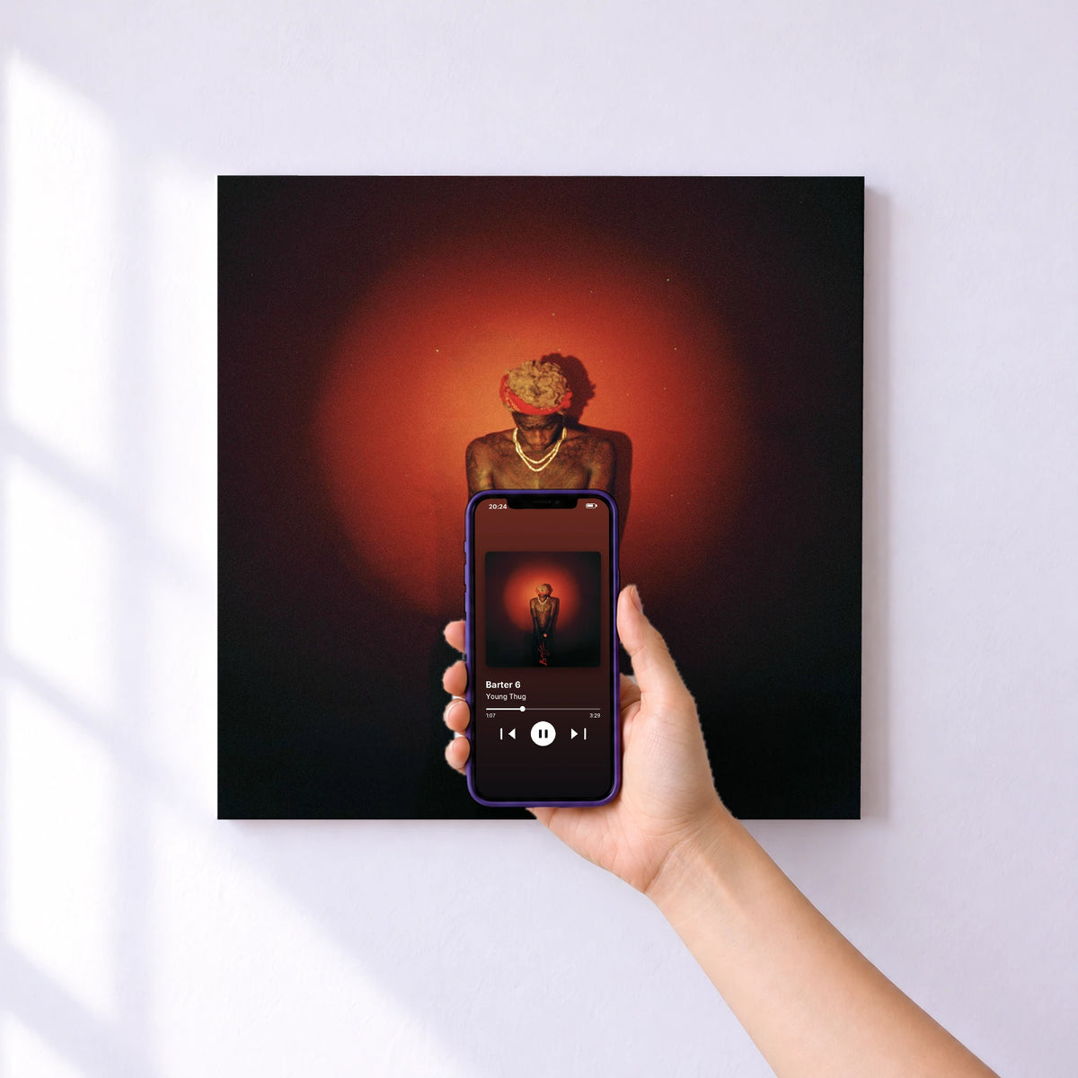 Affiche connectée Barter 6 de Young Thug au mur : l'album se lance en approchant le téléphone