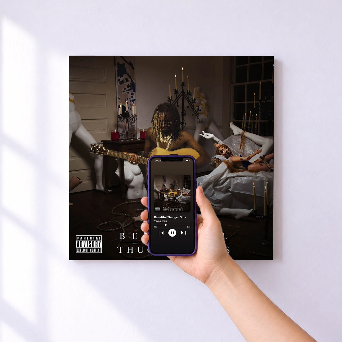 Affiche connectée Beautiful Thugger Girls de Young Thug au mur : l'album se lance en approchant le téléphone