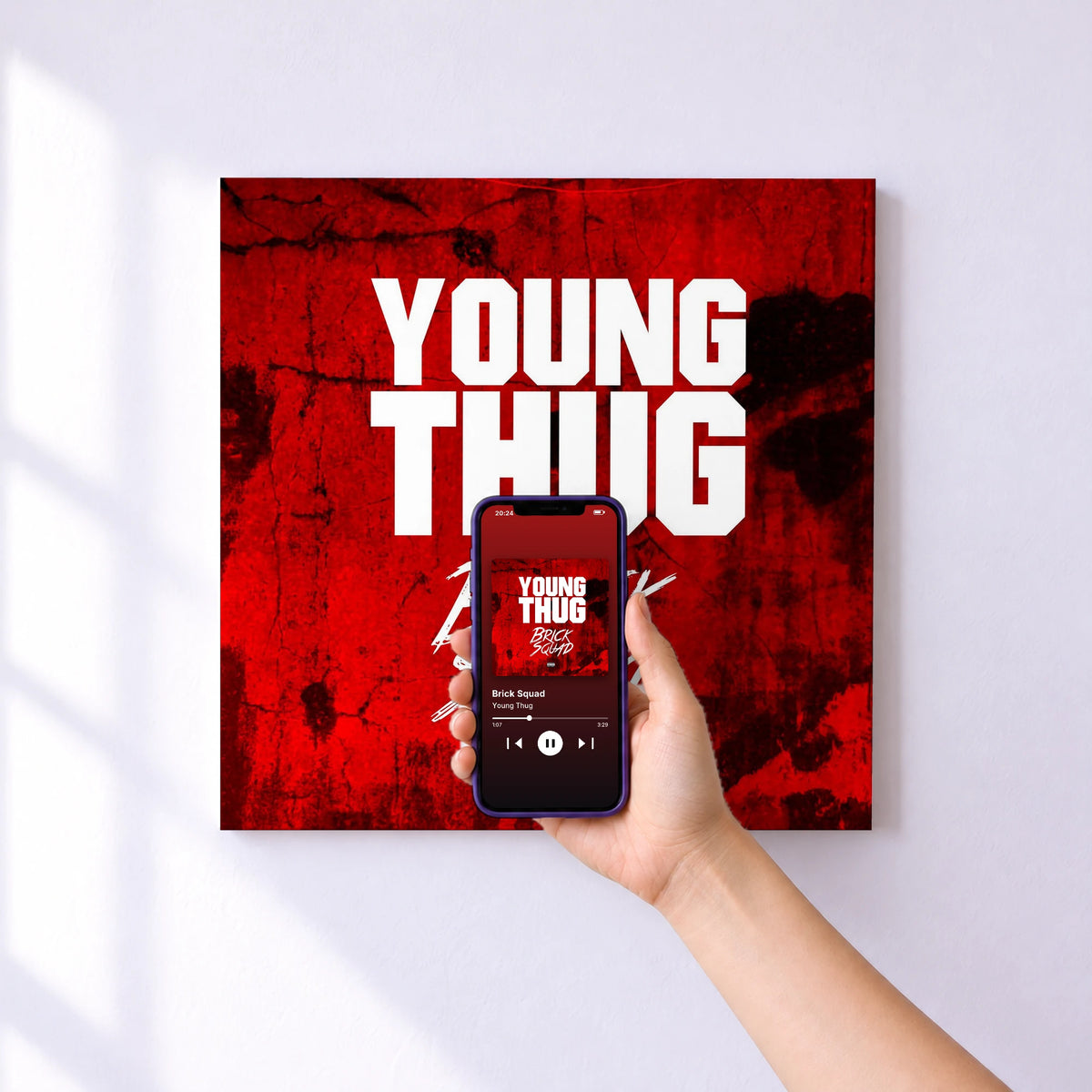 Affiche connectée Brick Squad de Young Thug au mur : l'album se lance en approchant le téléphone