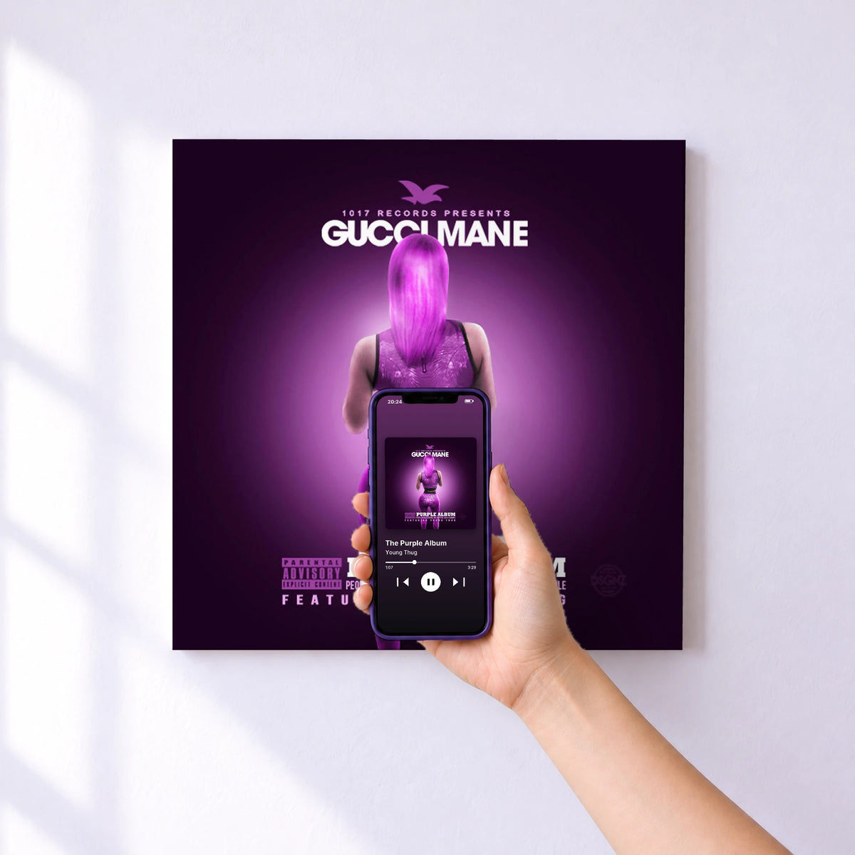Affiche connectée The Purple Album de Young Thug au mur : l'album se lance en approchant le téléphone