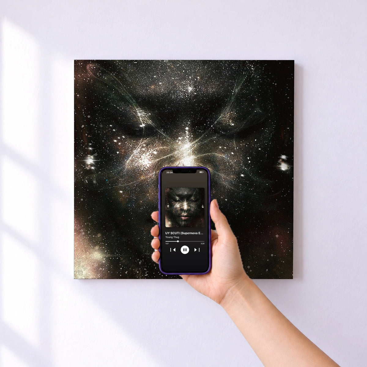 Affiche connectée UY SCUTI (Supernova Edition) de Young Thug au mur : l'album se lance en approchant le téléphone