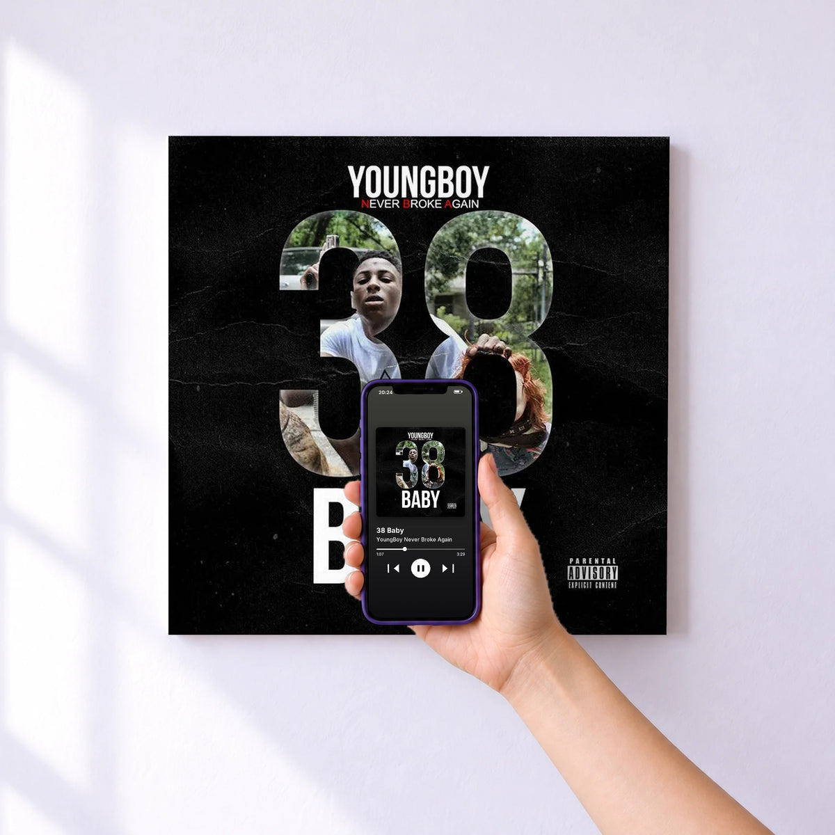 Affiche connectée 38 Baby de YoungBoy Never Broke Again au mur : l'album se lance en approchant le téléphone