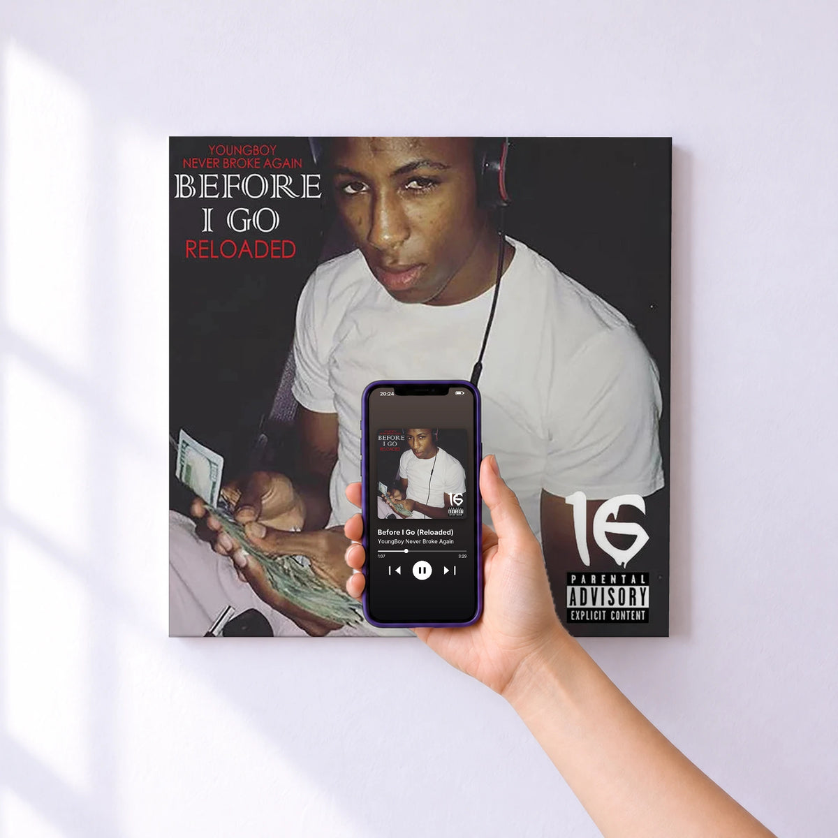 Affiche connectée Before I Go (Reloaded) de YoungBoy Never Broke Again au mur : l'album se lance en approchant le téléphone