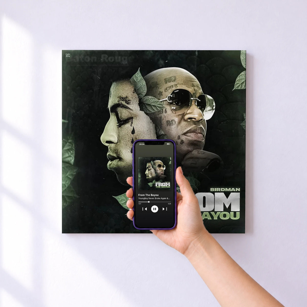 Affiche connectée From The Bayou de YoungBoy Never Broke Again & Birdman au mur : l'album se lance en approchant le téléphone
