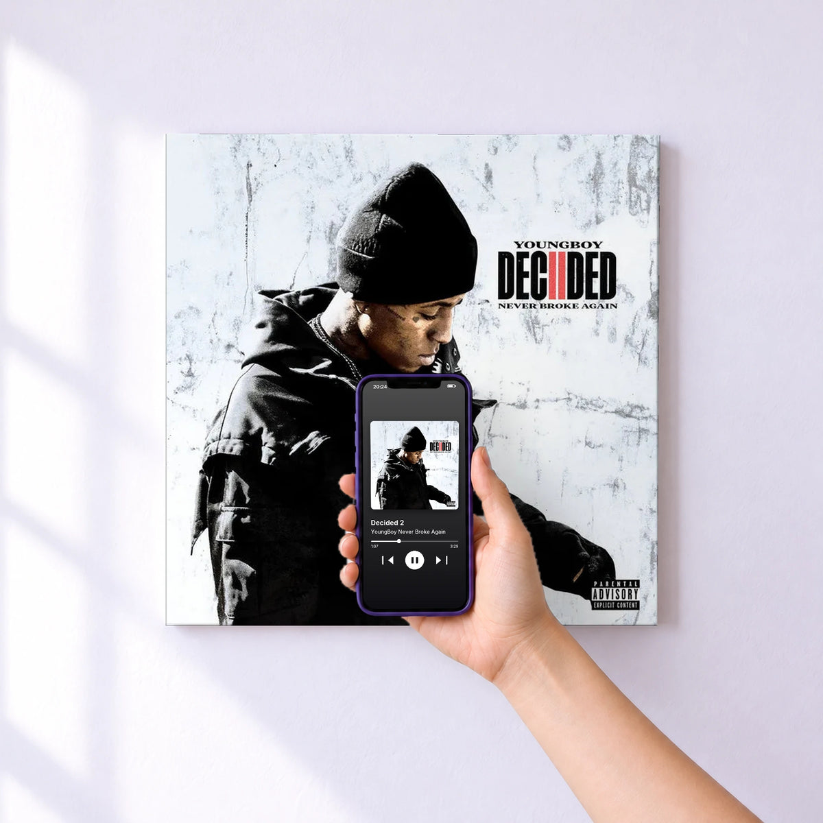 Affiche connectée Decided 2 de YoungBoy Never Broke Again au mur : l'album se lance en approchant le téléphone