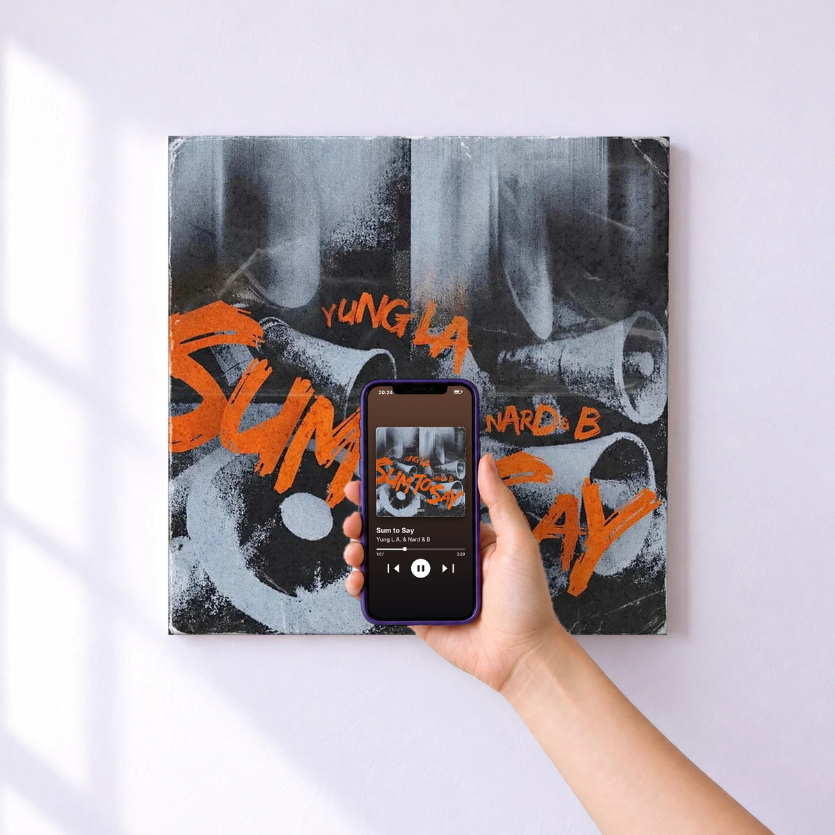 Affiche connectée Sum to Say de Yung L.A. & Nard & B au mur : l'album se lance en approchant le téléphone