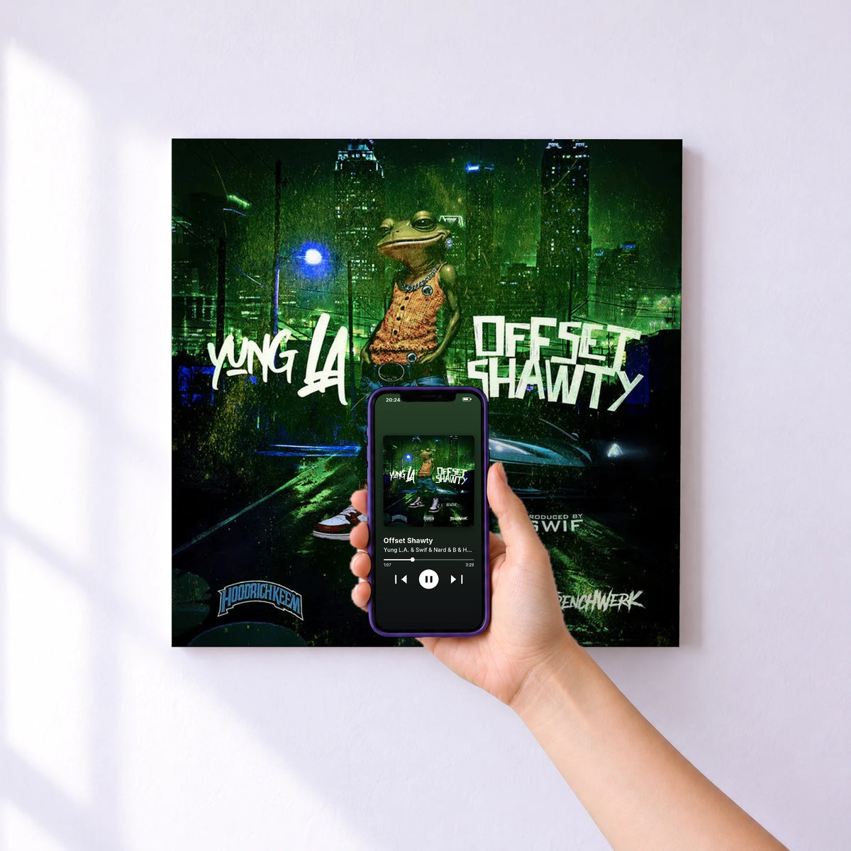 Affiche connectée Offset Shawty de Yung L.A. & Swif & Nard & B & Hoodrich Keem au mur : l'album se lance en approchant le téléphone