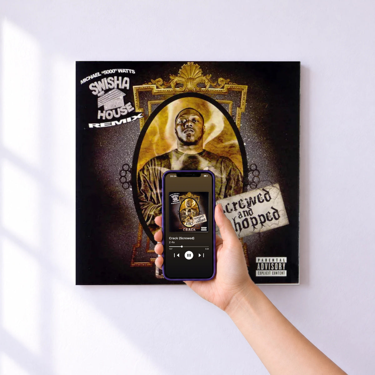 Affiche connectée Crack (Screwed) de Z-Ro au mur : l'album se lance en approchant le téléphone