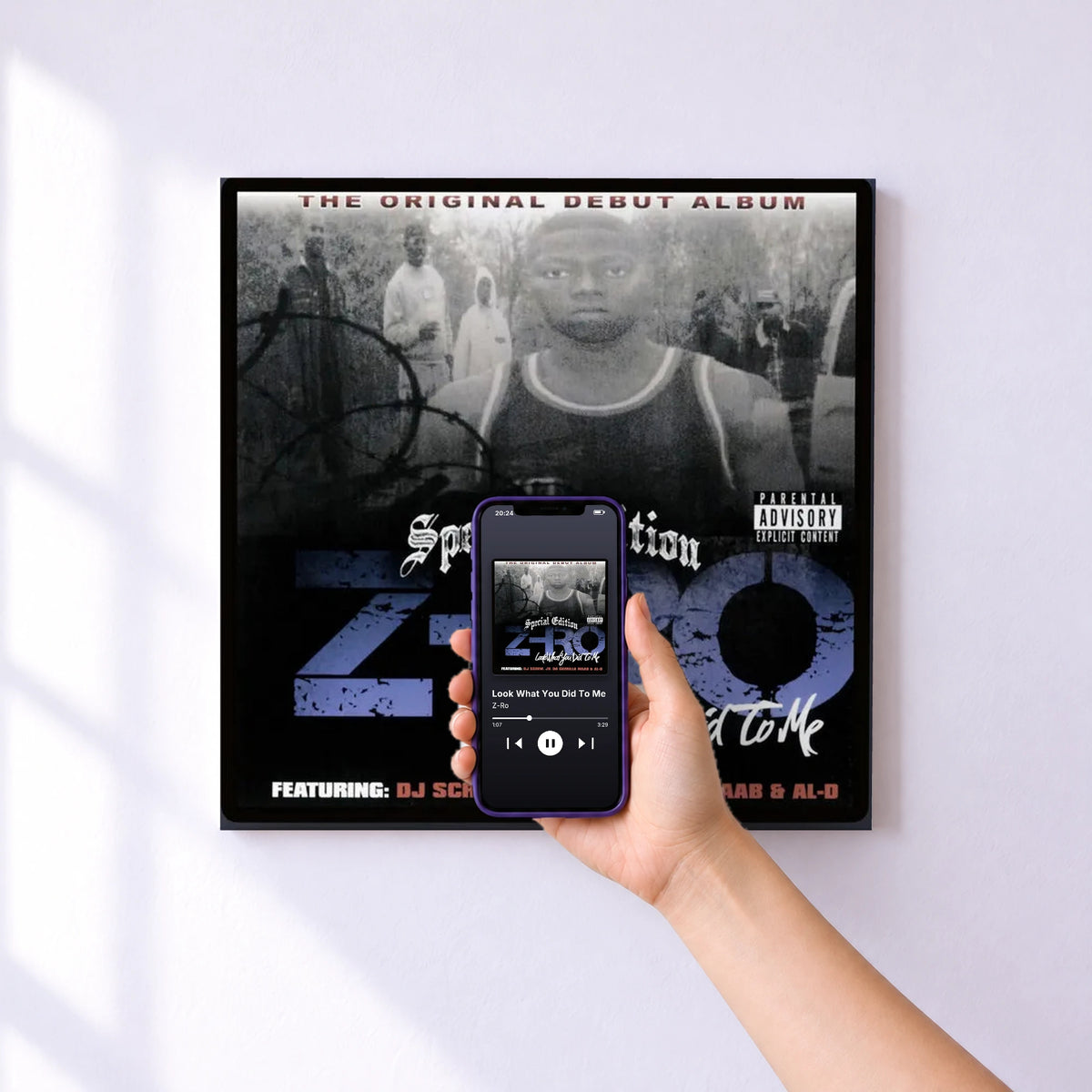Affiche connectée Look What You Did To Me de Z-Ro au mur : l'album se lance en approchant le téléphone