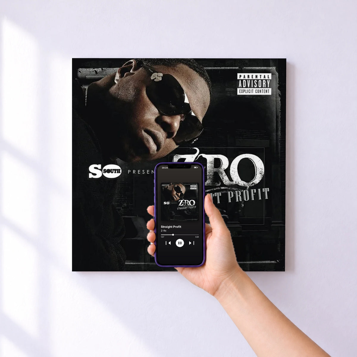 Affiche connectée Straight Profit de Z-Ro au mur : l'album se lance en approchant le téléphone