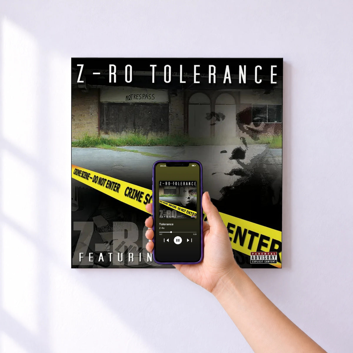 Affiche connectée Tolerance de Z-Ro au mur : l'album se lance en approchant le téléphone