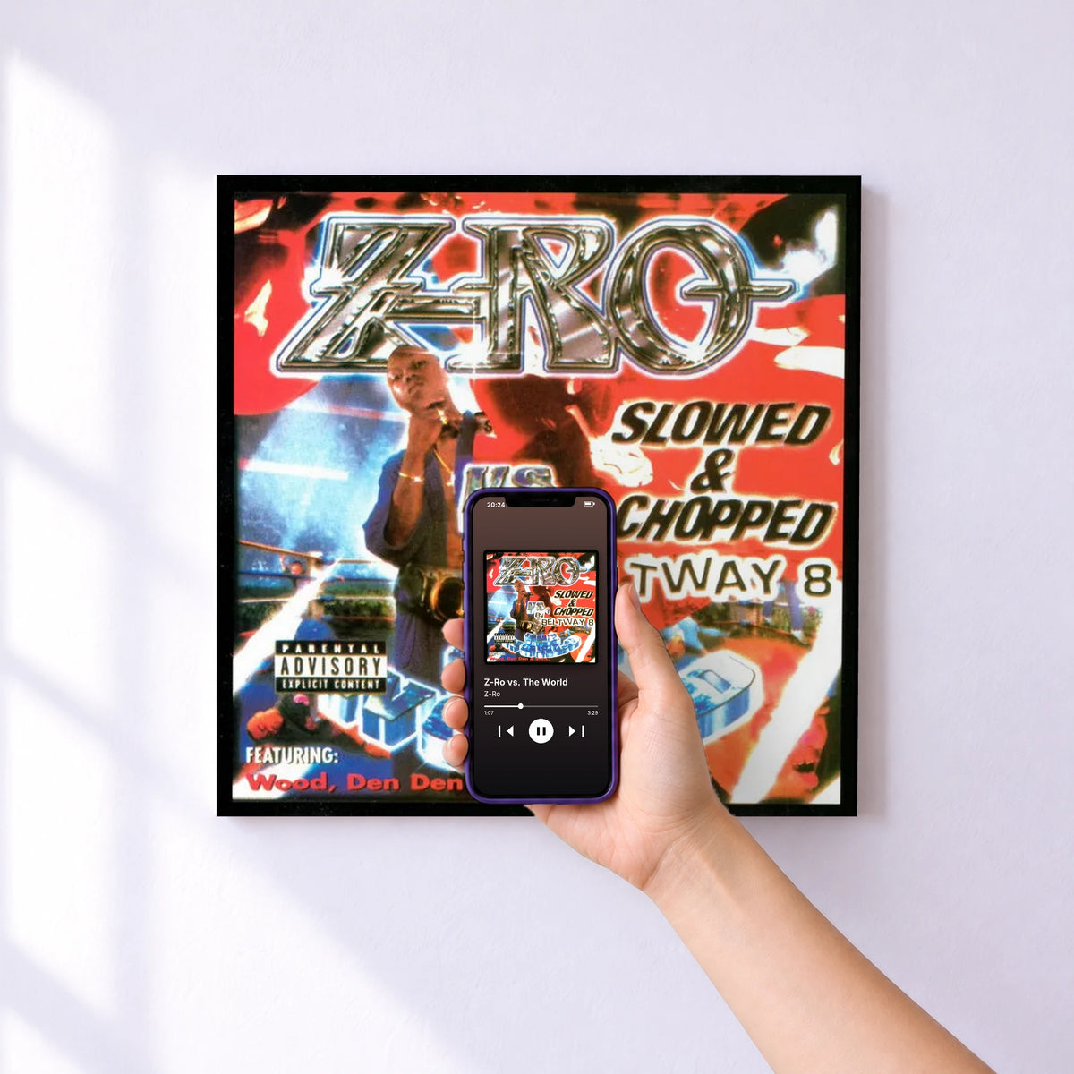 Affiche connectée Z-Ro vs. The World de Z-Ro au mur : l'album se lance en approchant le téléphone